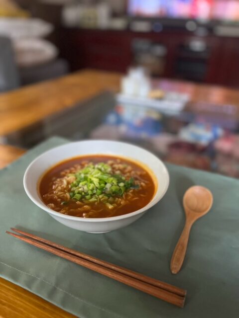 辛ラーメンのスープに加えてみました。辛さの角が取れて深みのある辛さになりました。