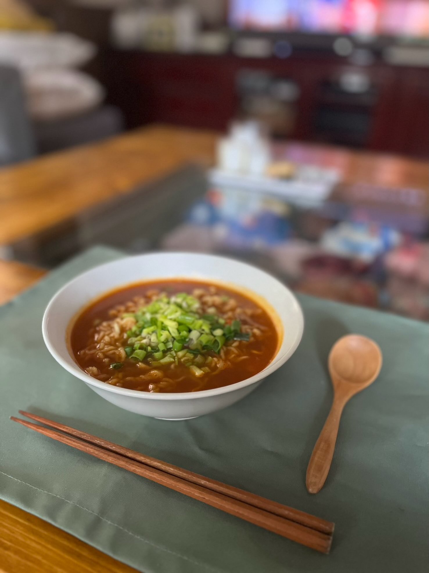 辛ラーメンのスープに加えてみました。辛さの角が取れて深みのある辛さになりました。